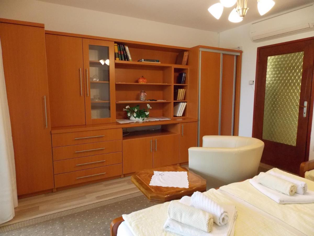 Apartments Cutic Malinska Ngoại thất bức ảnh
