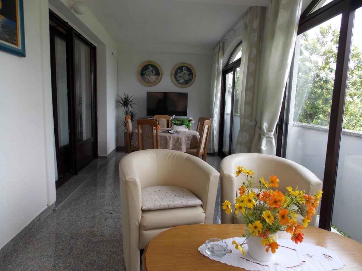 Apartments Cutic Malinska Ngoại thất bức ảnh